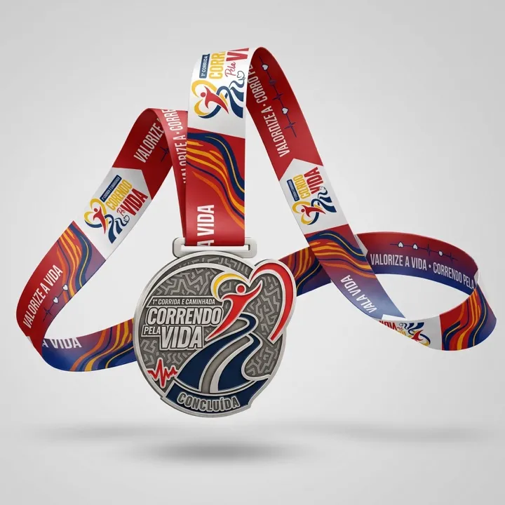 Medalha da 1ª Correndo Pela Vida com fita personalizada vermelha, azul e amarela