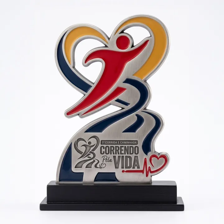 Troféu oficial da 1ª Correndo Pela Vida em metal com o logo do evento em relevo colorido
